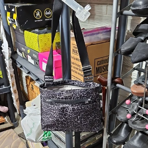 Baggallini Gray Leopard Print Belt Bag - Picture 2 of 11